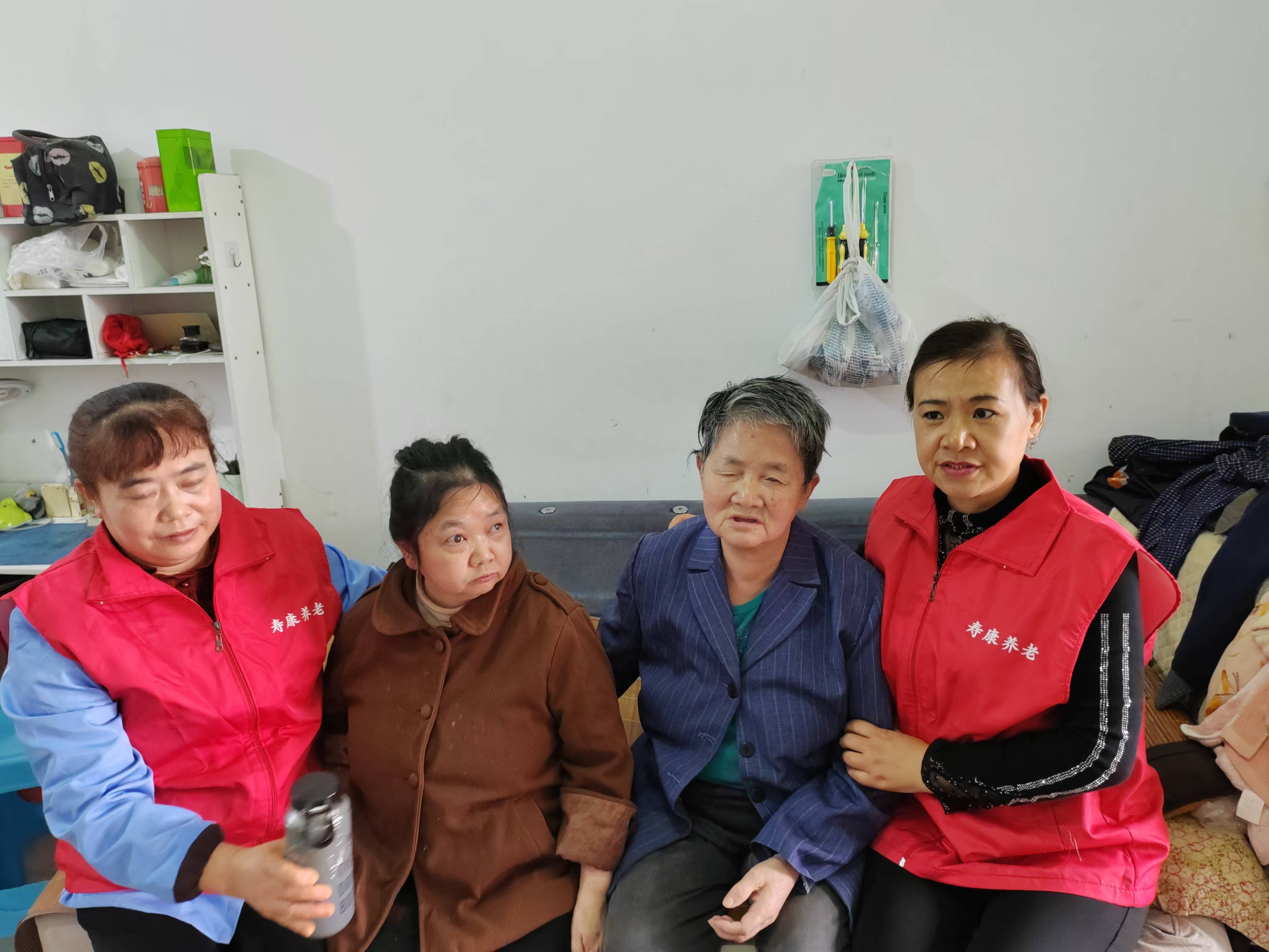 关爱失明老人，，，，，，，转达温暖力量
